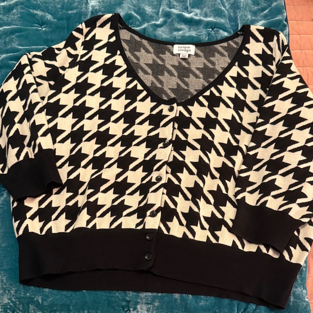 Unique Vintage Black & ivory Houndstooth Knit Cardigan